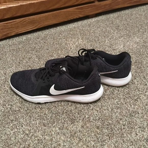 Nike shoes - Picture 1 of 4